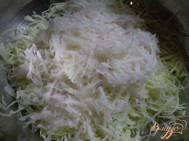 Фото приготовление рецепта: Салат капустный с редькой и яблоком шаг №3