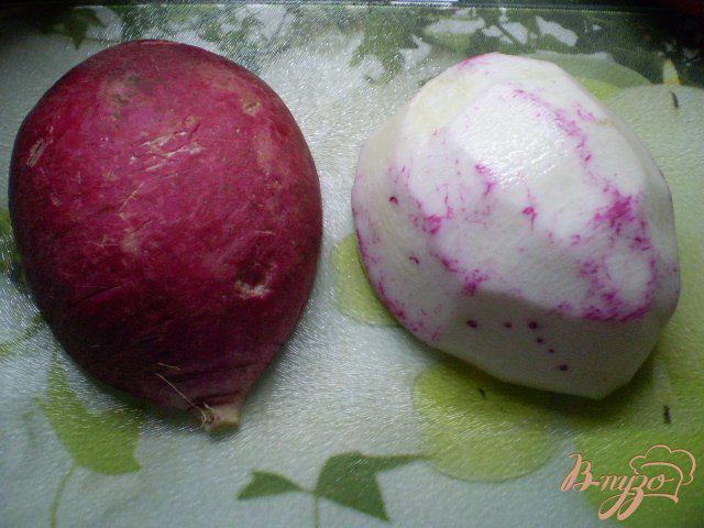 Фото приготовление рецепта: Салат капустный с редькой и яблоком шаг №2