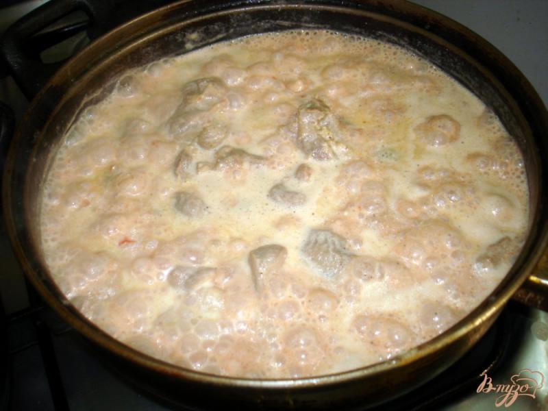 Фото приготовление рецепта: Куриные желудочки в томатно - сметанном соусе шаг №8