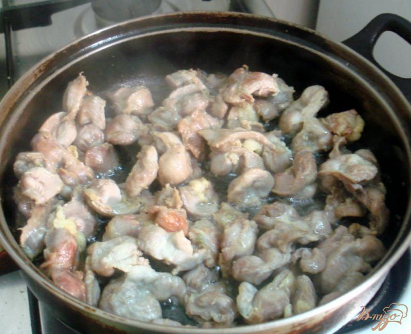 Фото приготовление рецепта: Куриные желудочки в томатно - сметанном соусе шаг №2
