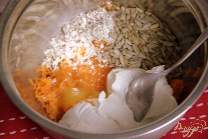 Фото приготовление рецепта: Запечёные морковные сырники с семечками шаг №1