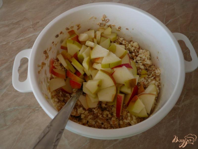 Фото приготовление рецепта: Творожная запеканка с яблоками шаг №6