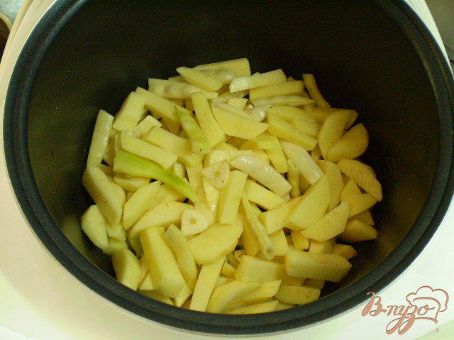 Фото приготовление рецепта: Картофель со спаржевой фасолью и сыром шаг №5