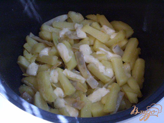 Фото приготовление рецепта: Картофель со спаржевой фасолью и сыром шаг №9
