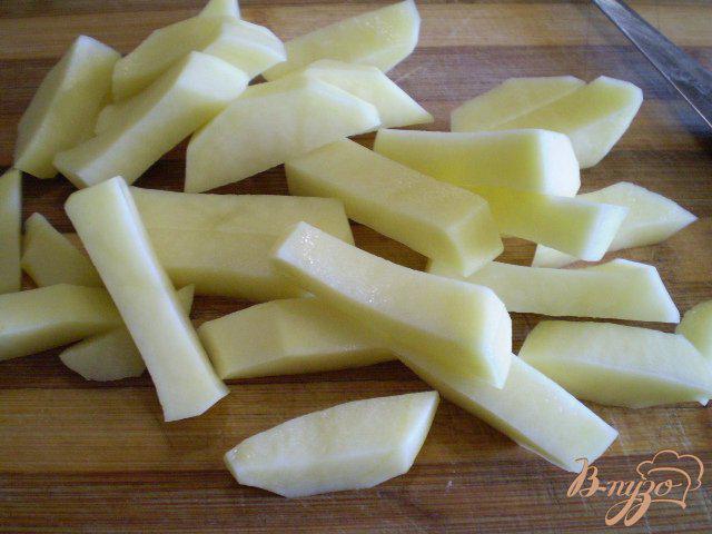 Фото приготовление рецепта: Картофель со спаржевой фасолью и сыром шаг №3
