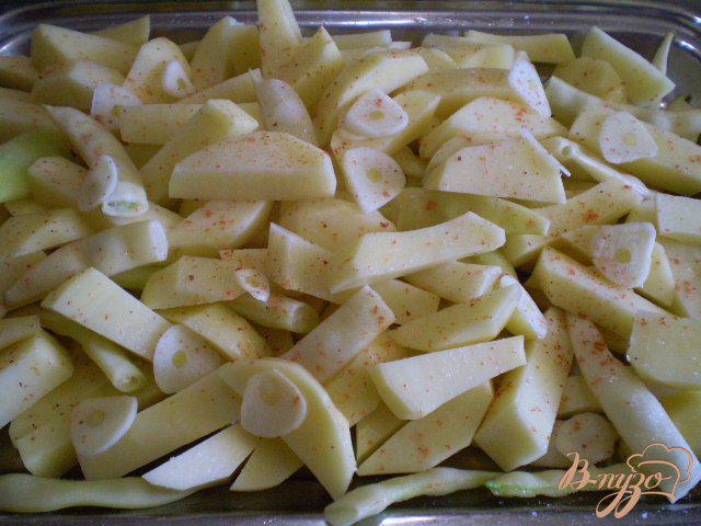 Фото приготовление рецепта: Картофель со спаржевой фасолью и сыром шаг №4