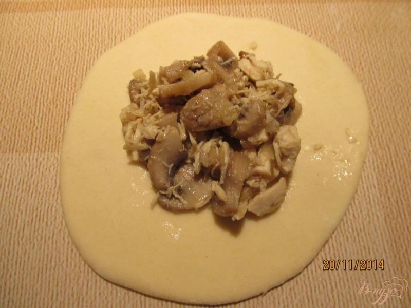 Фото приготовление рецепта: Пирожки с грибами и курицей шаг №5