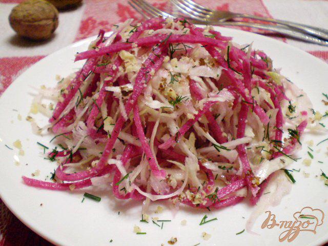 Фото приготовление рецепта: Салат из капусты, редьки и грецких орехов шаг №8