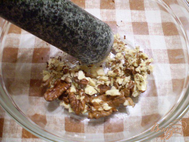 Фото приготовление рецепта: Салат из капусты, редьки и грецких орехов шаг №4