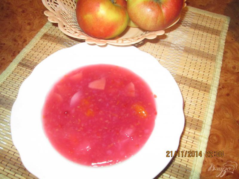 Фото приготовление рецепта: Яблочно-малиновый кисель шаг №4