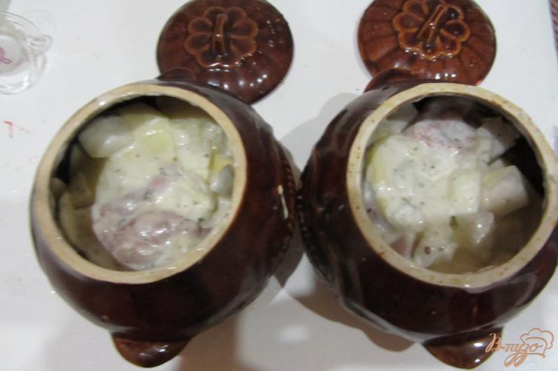 Фото приготовление рецепта: Ароматная курочка в горшочках с картофелем с итальянскими травами. шаг №7