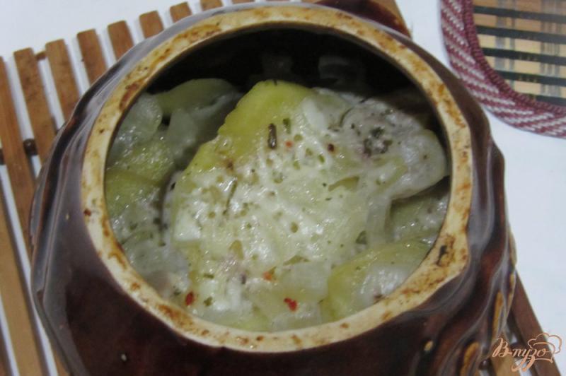Фото приготовление рецепта: Ароматная курочка в горшочках с картофелем с итальянскими травами. шаг №9