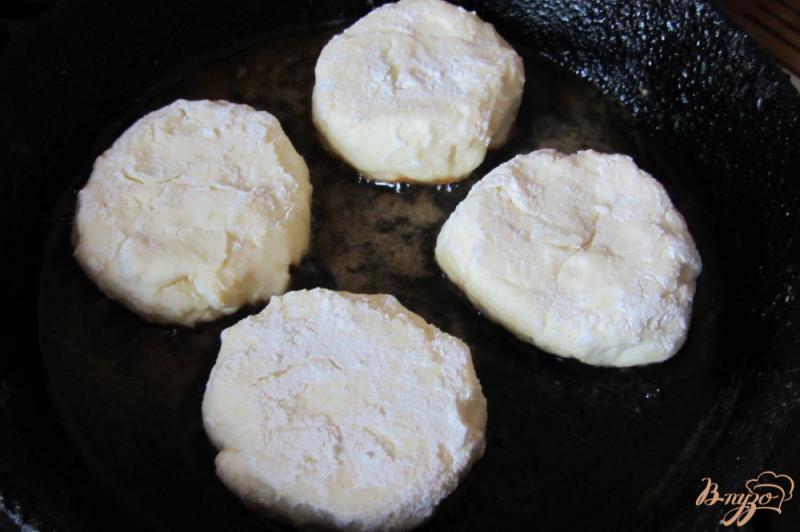Фото приготовление рецепта: Сырники с курагой из творожной массы шаг №5