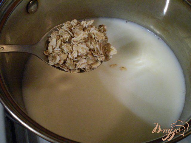 Фото приготовление рецепта: Молочная овсянка с печеньем и шоколадной пастой шаг №3