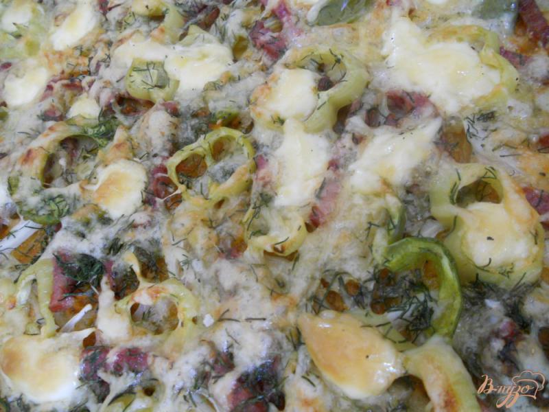 Фото приготовление рецепта: «Пицца» на слоеном тесте, с колбасой и овощами шаг №8