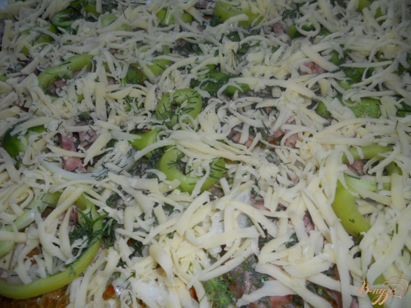 Фото приготовление рецепта: «Пицца» на слоеном тесте, с колбасой и овощами шаг №7