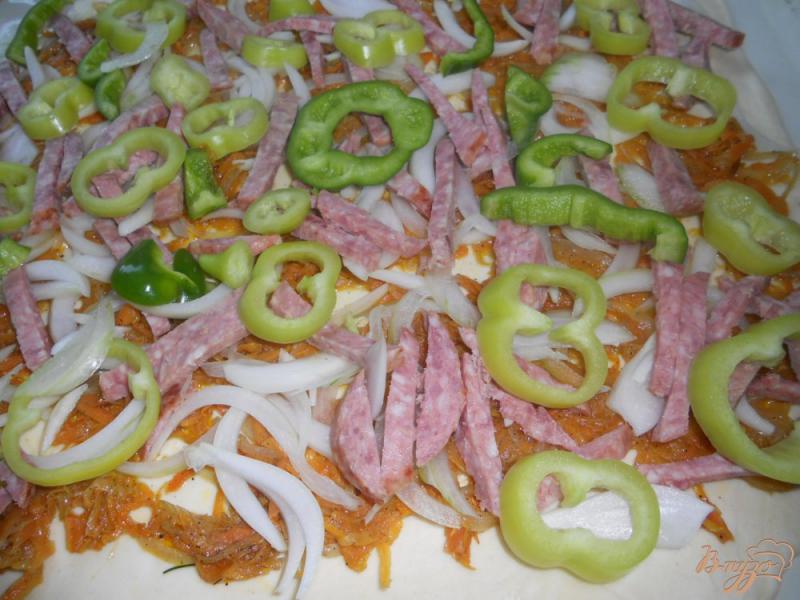 Фото приготовление рецепта: «Пицца» на слоеном тесте, с колбасой и овощами шаг №5