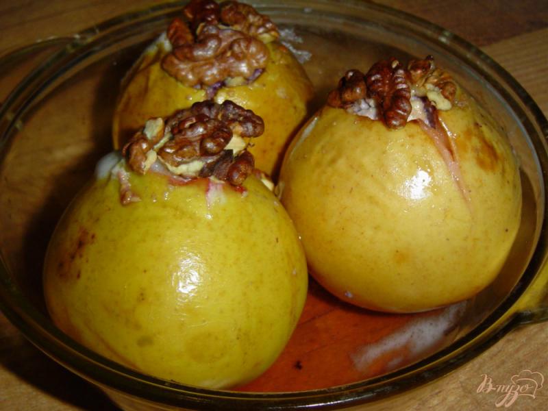 Фото приготовление рецепта: Яблоки, запеченные с творогом, черникой, орехами и медом шаг №7