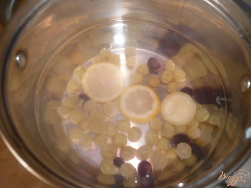 Фото приготовление рецепта: Виноградно-лимонный компот шаг №3