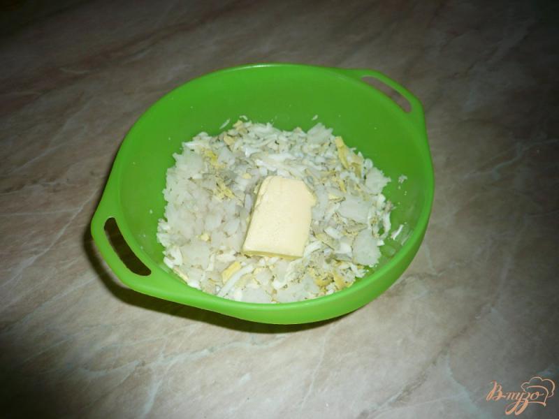 Фото приготовление рецепта: Гарнир из риса с яйцом и сливочным маслом шаг №3