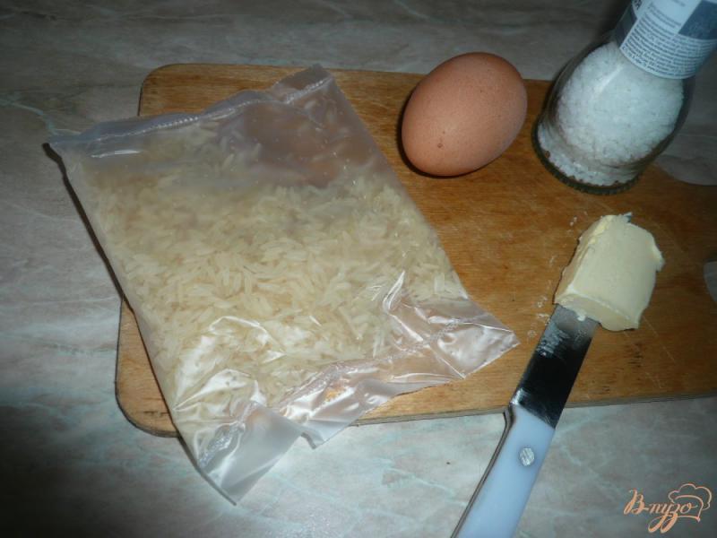 Фото приготовление рецепта: Гарнир из риса с яйцом и сливочным маслом шаг №1