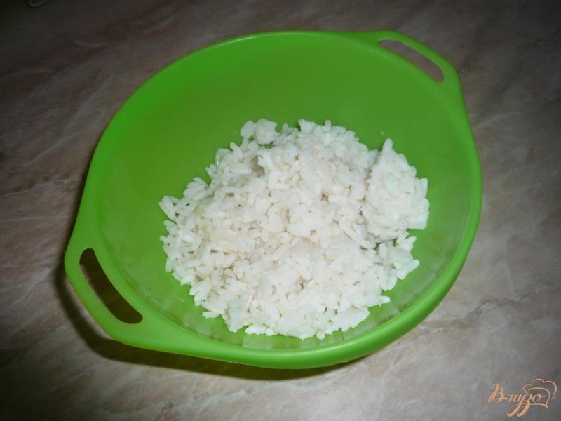 Фото приготовление рецепта: Гарнир из риса с яйцом и сливочным маслом шаг №2