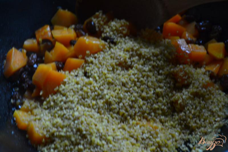 Фото приготовление рецепта: Сладкая каша из булгура с кусочками тыквы и изюмом шаг №3
