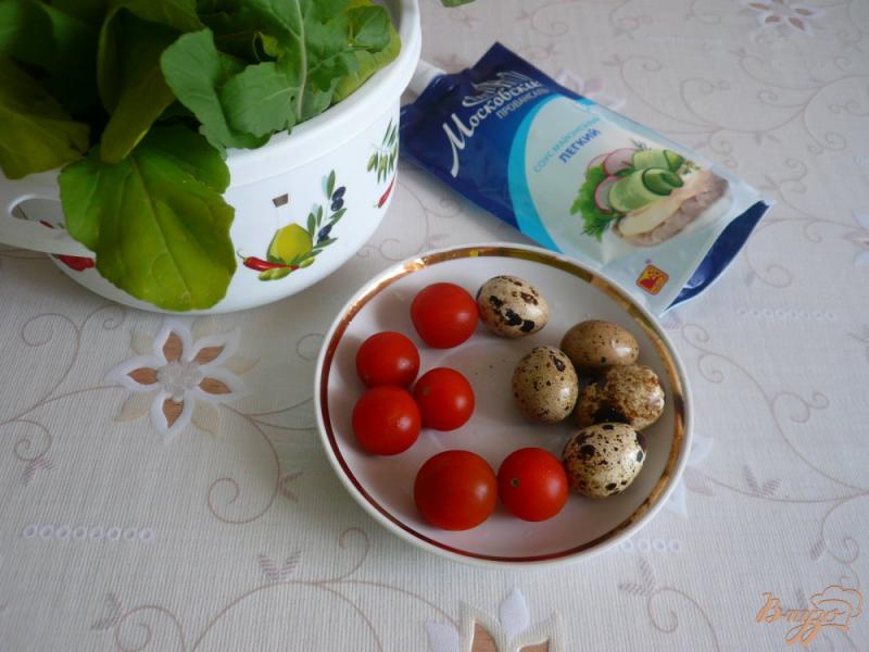 Фото приготовление рецепта: Салат с перепелиными яйцами и помидорками черри шаг №1