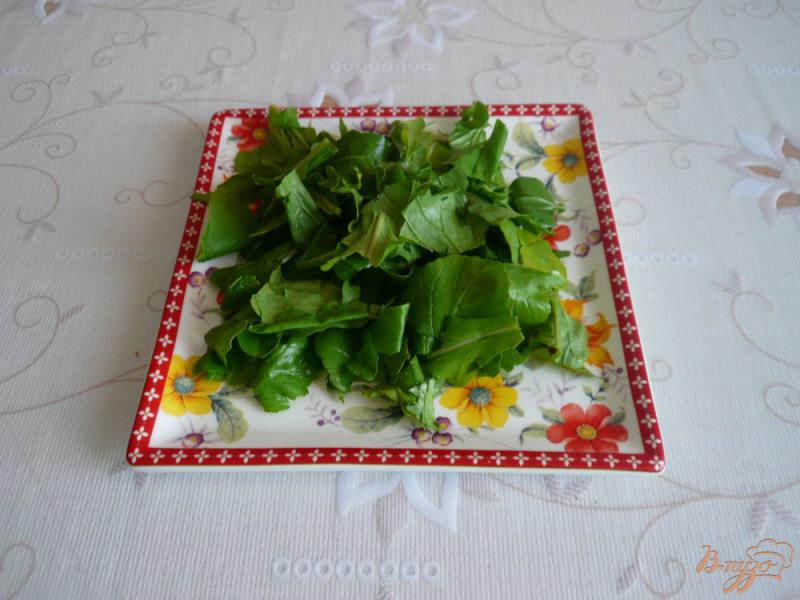 Фото приготовление рецепта: Салат с перепелиными яйцами и помидорками черри шаг №2