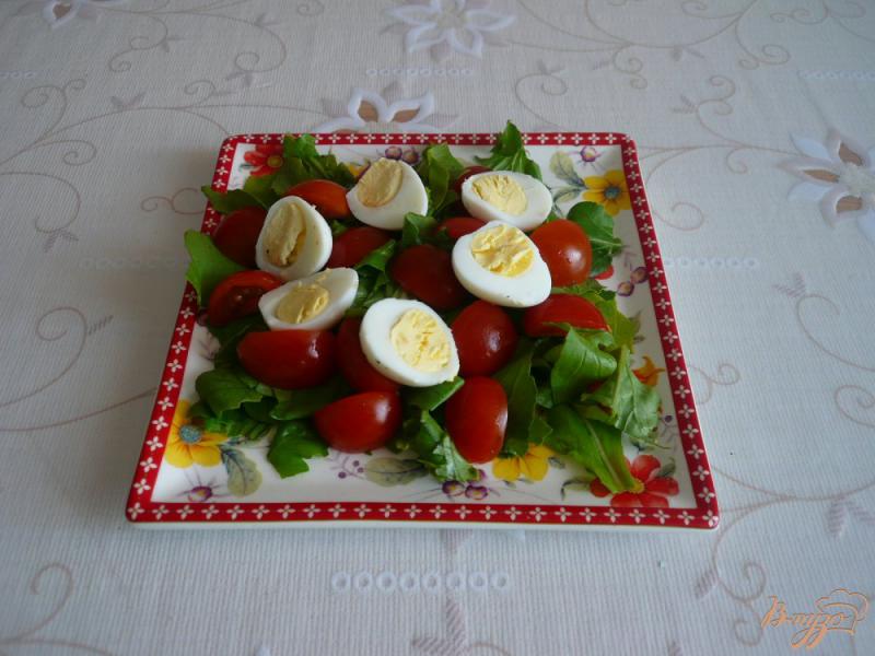Фото приготовление рецепта: Салат с перепелиными яйцами и помидорками черри шаг №4