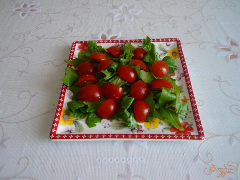 Фото приготовление рецепта: Салат с перепелиными яйцами и помидорками черри шаг №3