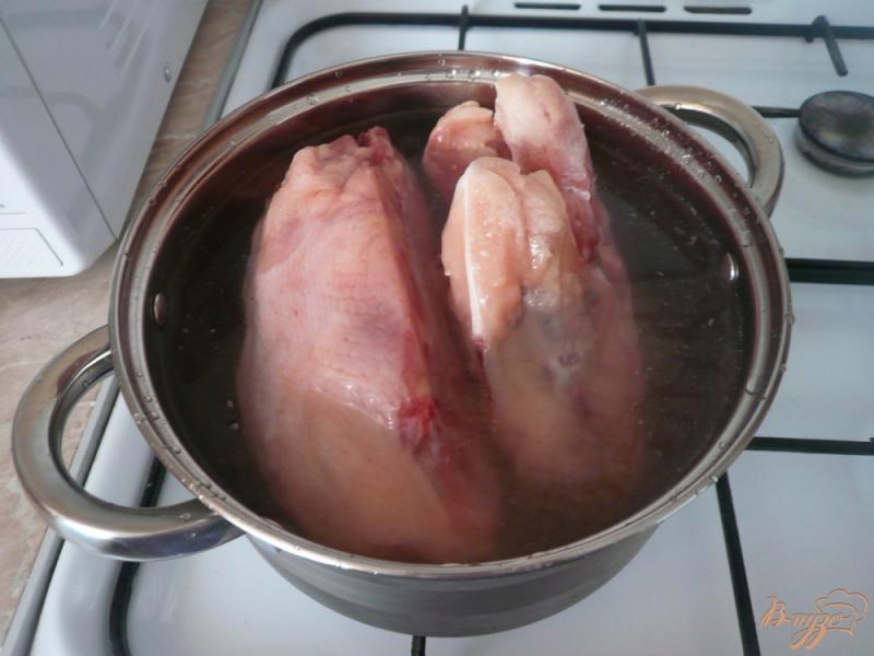 Фото приготовление рецепта: Заливное из курицы с зеленым луком шаг №1
