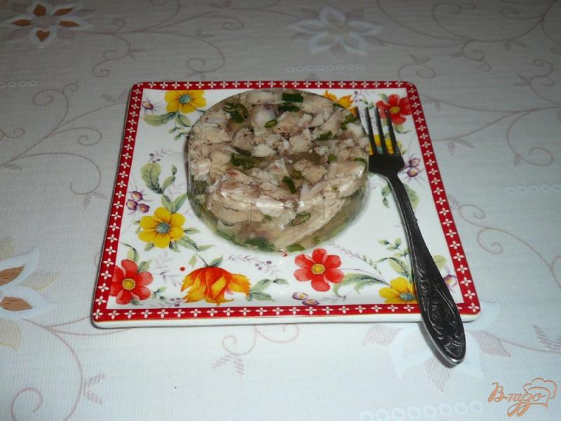 Фото приготовление рецепта: Заливное из курицы с зеленым луком шаг №8