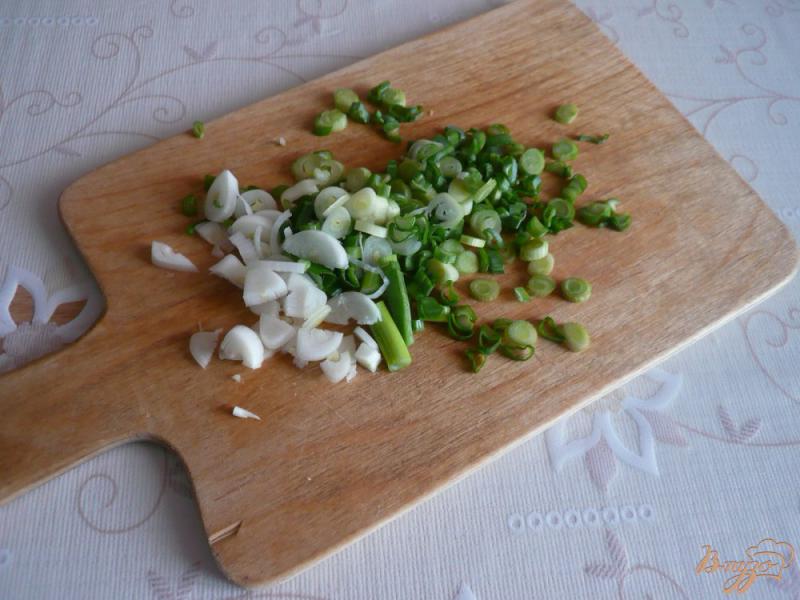 Фото приготовление рецепта: Заливное из курицы с зеленым луком шаг №2
