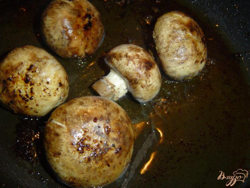 Фото приготовление рецепта: Сырный рулет с мясом и грибами шаг №4