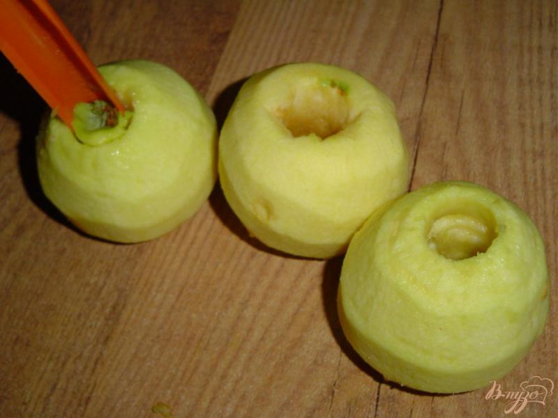 Фото приготовление рецепта: Пирог с яблоками, фаршированными марципаном и вялеными вишнями шаг №3