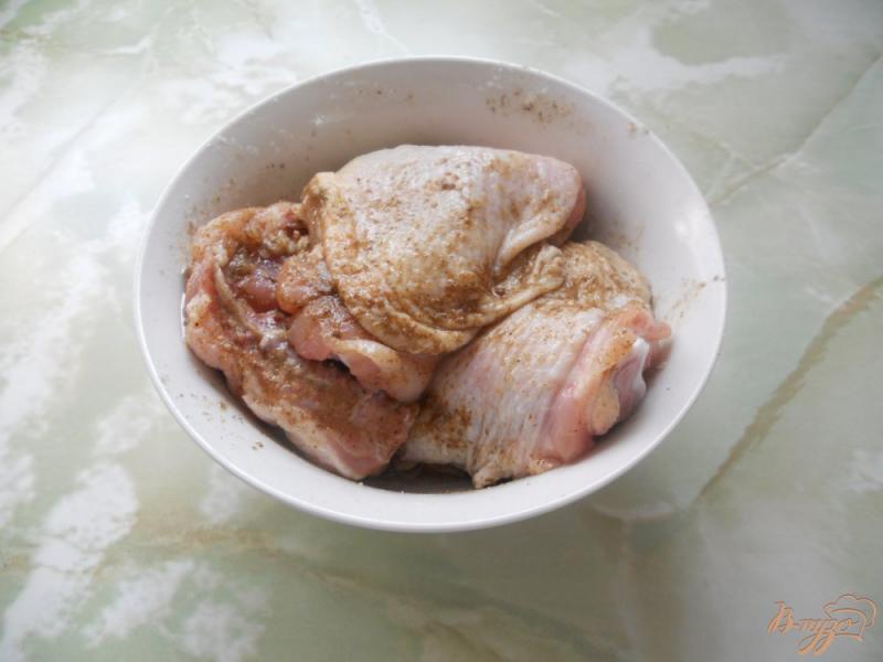 Фото приготовление рецепта: Куриные бедра в маринаде с эстрагоном шаг №3
