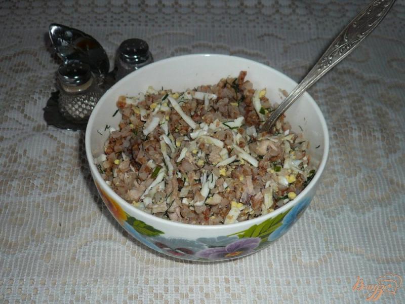 Фото приготовление рецепта: Гречневая каша с яйцами и куриным мясом шаг №5