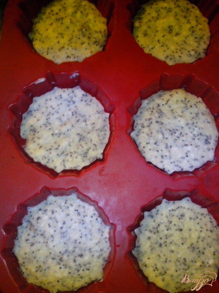 Фото приготовление рецепта: Творожные кексы в микроволновой печи шаг №4