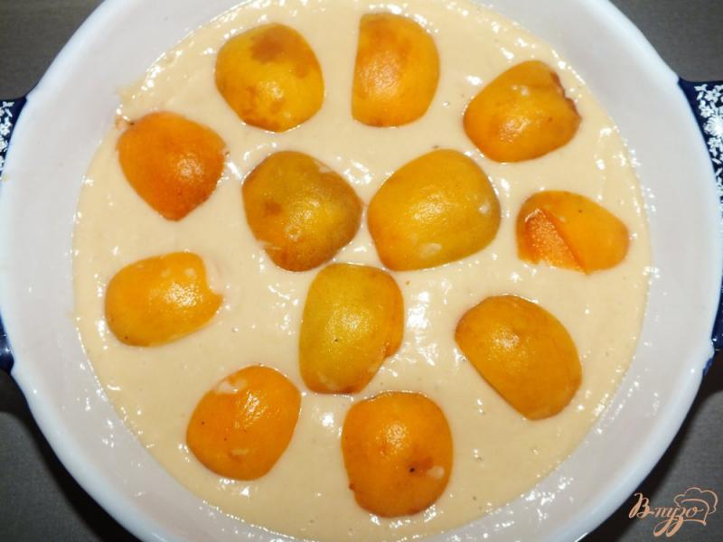 Фото приготовление рецепта: Пирог с абрикосами и штрейзелем шаг №3