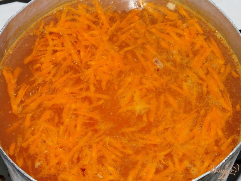 Фото приготовление рецепта: Суп с сосисками и сырными клецками шаг №4