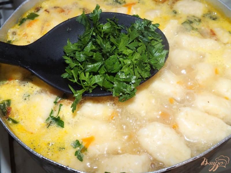 Фото приготовление рецепта: Суп с сосисками и сырными клецками шаг №7