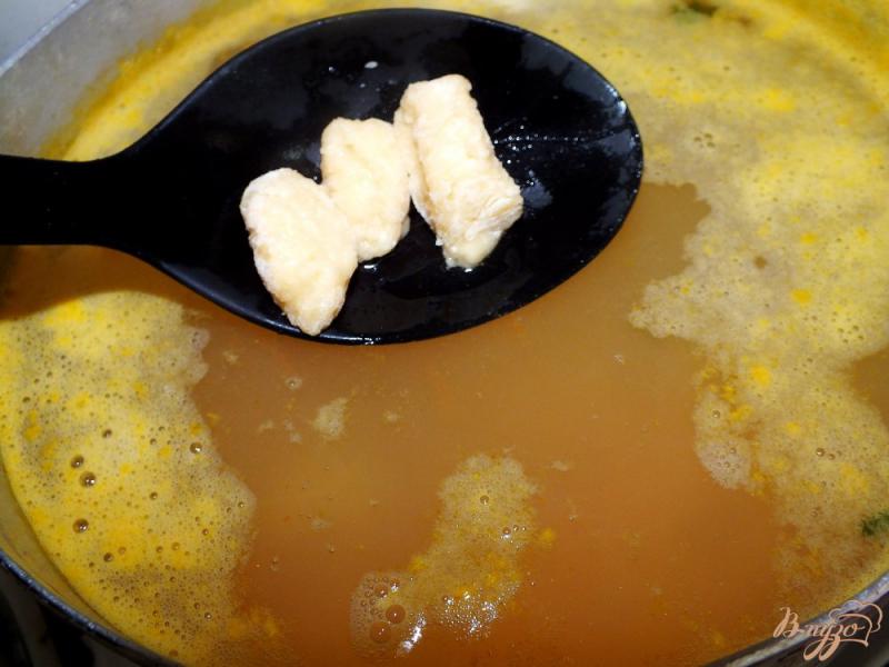 Фото приготовление рецепта: Суп с сосисками и сырными клецками шаг №6