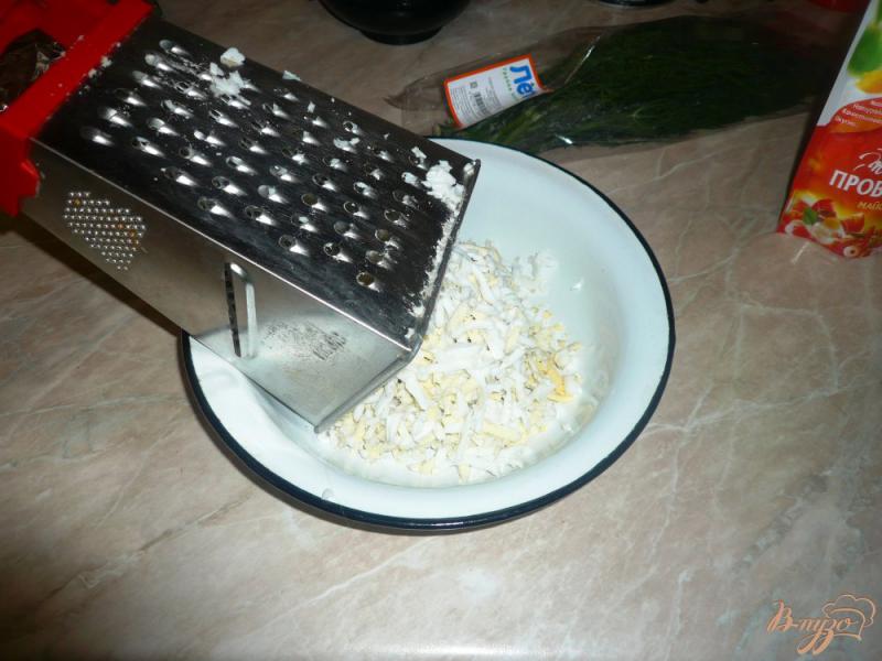 Фото приготовление рецепта: Салат сырный с чесночком шаг №2