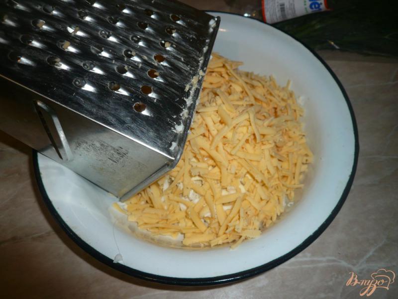Фото приготовление рецепта: Салат сырный с чесночком шаг №3