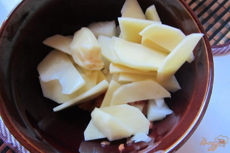 Фото приготовление рецепта: Картофель запечный в горшочках с шафраном. шаг №3