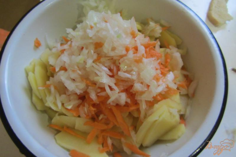 Фото приготовление рецепта: Пиленгас запеченый с картофелем в горшочках шаг №4