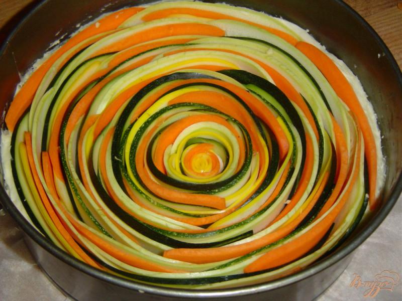 Фото приготовление рецепта: Овощной пирог «Осеннее солнце» шаг №7