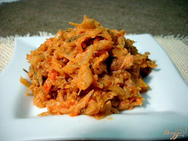 Фото приготовление рецепта: Капуста тушёная без мяса в томатно-сметанном соусе шаг №12