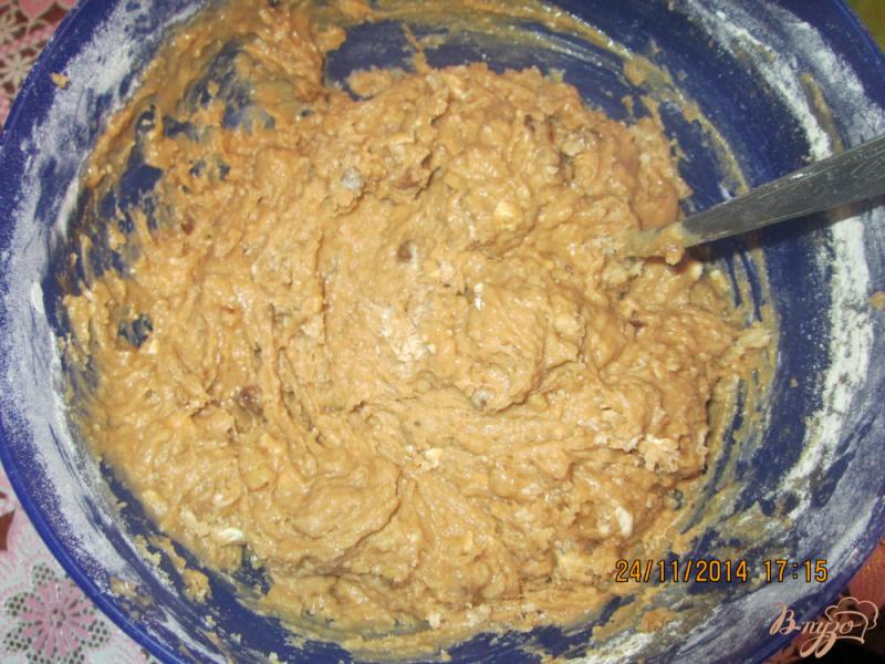 Фото приготовление рецепта: Кексы  с изюмом и грецкими орехами шаг №3